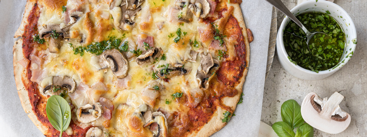 Cheesy mushroom and bacon pizza with green sauce